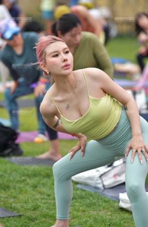 漂亮浅绿瑜伽裤美女