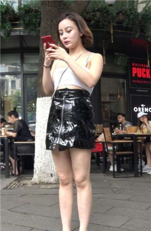 4K – 短衣性感抹胸包臀裙皮裙街拍美女第二集 [861 MB]