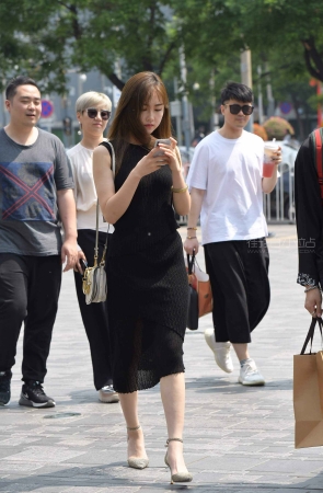 街拍气质长裙高跟靓女