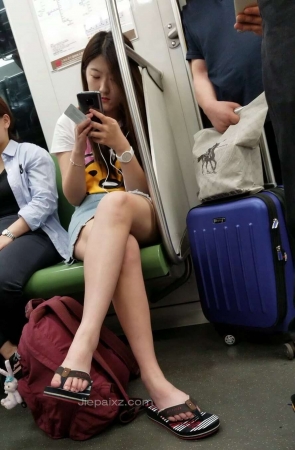 4K – 街拍依靠在地铁车厢里的牛仔裙姑娘 [1.26 GB/MP4]