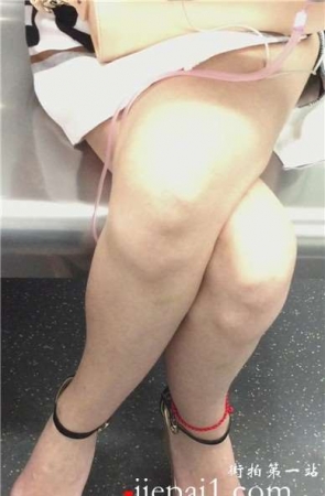 地铁上偶遇可爱小清新萌妹子