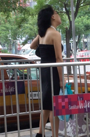 街拍丰满风骚美熟妇