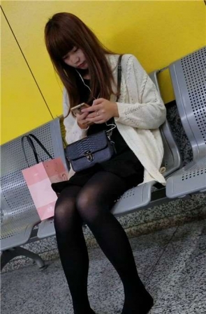 4k-地铁站安静听歌等地铁的黑丝袜文静美眉