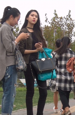 天生丽质的苗条身材紧身裤美女