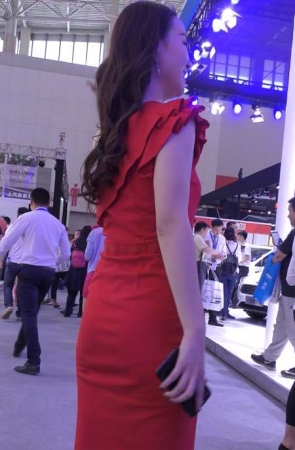 4k-红裙性感车模美女，笑起来真美