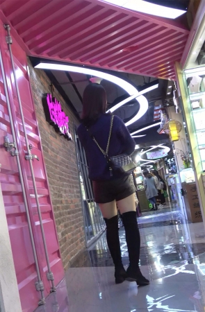 长筒靴露大腿短热裤美女逛商场