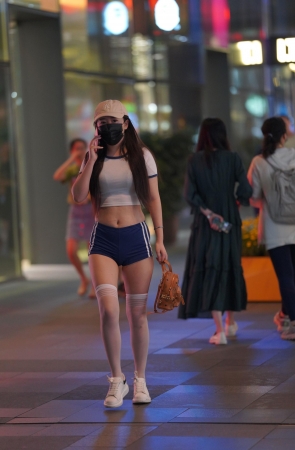 饱满的热裤小妹