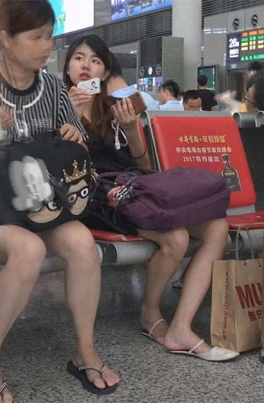 红色指甲油裸足小姐姐