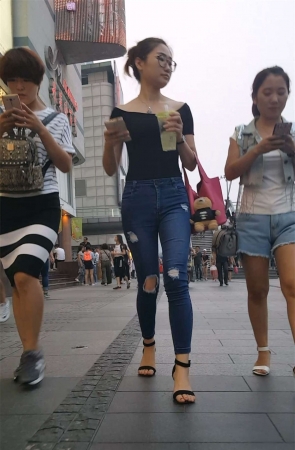 蓝色紧身牛仔裤饱满圆臀长腿少妇