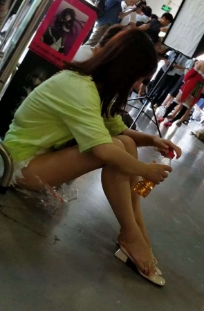 4K – 漫展坐地上的小姐姐 [948 MB/MP4]