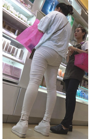 超市里的两个紧身妹子