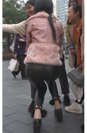 粉衣皮裤眼镜美女[2.6G/MP4]