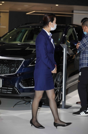 【街拍心灵】凯迪拉克销shou顾问街拍黑丝美腿高跟