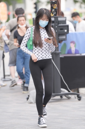 黑色紧身裤美女