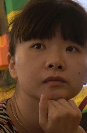 儿童游乐场里的辣妈