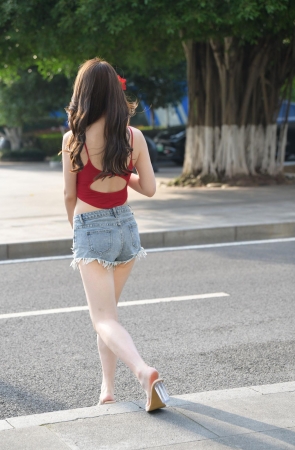 小背心热裤大白腿