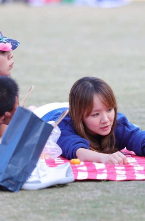 No1141 韩国MM草坪嬉戏，露出一双无瑕足底