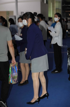 【街拍心灵】凯迪拉克销售顾问肉丝街拍制服美腿