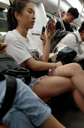 4K – 地铁上的美腿青春女孩 [1.63 GB/MP4]