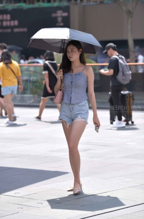 有点忧郁的热牛小姐姐