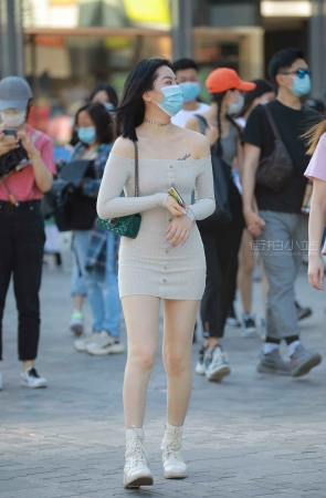 街拍露肩紧身包臀裙美眉