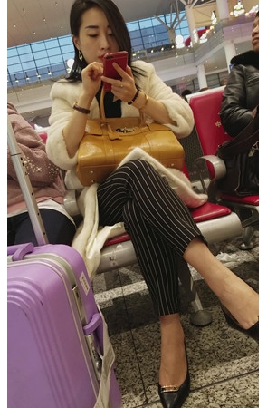 玩手机的气质小姐姐