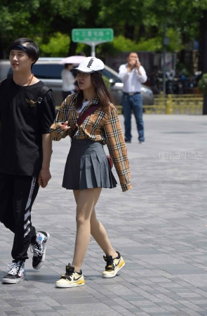街拍青春小女孩，百褶短裙配丝袜