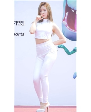 超紧身白裤美女天团性感热舞饭拍秀7则