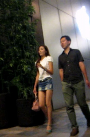 跟拍美女身材高挑的齐B牛仔短裙