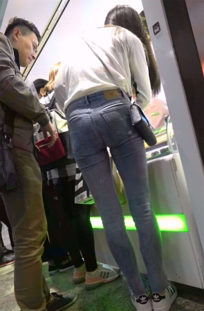 白色T恤蓝色牛仔紧身美女