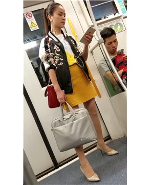 黄色短裙，丝袜，高跟高挑美女