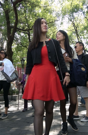 两位黑丝美女拍照