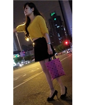 4k-黄衣短裙丝袜美腿女神着急打车去哪？