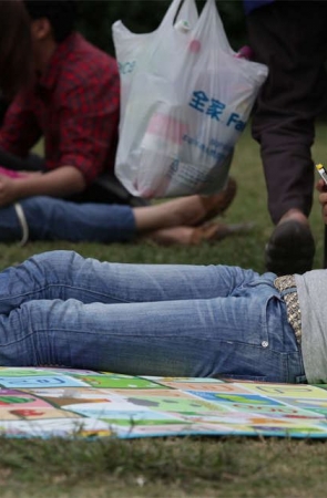 No956 迷人少妇，脚心高耸颇具风韵