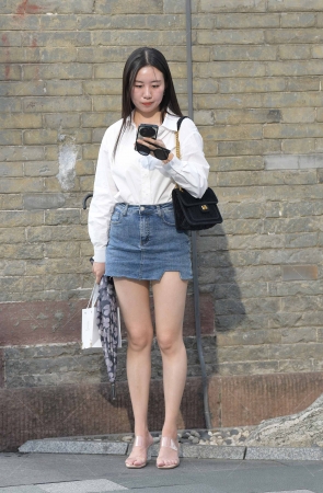 24526-7=52√街拍素人，牛仔短裙小姐姐【套图➕视频】 12P