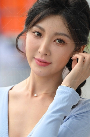 25831-9-124√纤细美腿美足小雪花【➕4k视频