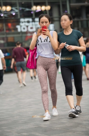 罕见的豹点紧身弹力裤