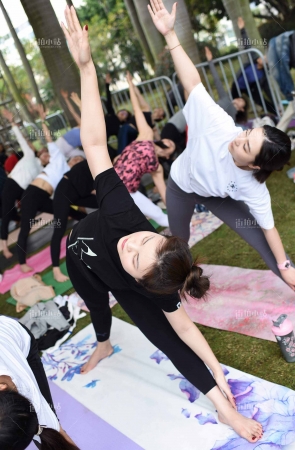 练—黑衣黑色紧身裤美眉