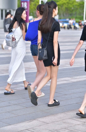 蓝色衣服马尾辫小姐姐