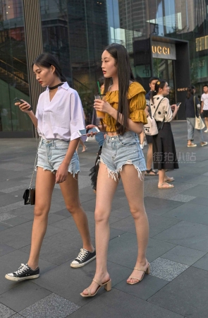 街拍高腰热裤长腿美眉