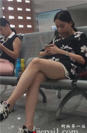 车站候车室偶遇白皙长腿短裙运动鞋美眉。