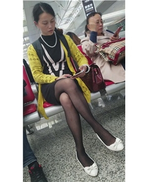 4k-候车室拍摄美腿黑丝袜性感美女