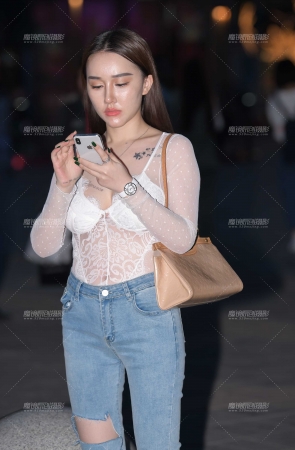 傍晚偶遇性感牛仔美女