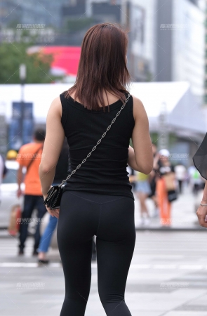 黑色瑜伽裤，素颜MM