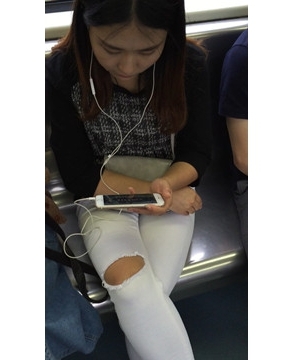 地铁街拍破洞紧身白牛小妹