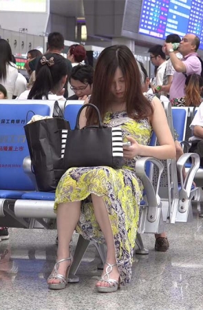 少女矜持端坐，这双脚胜在小巧玲珑