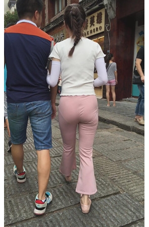 粉色紧身裤小妹