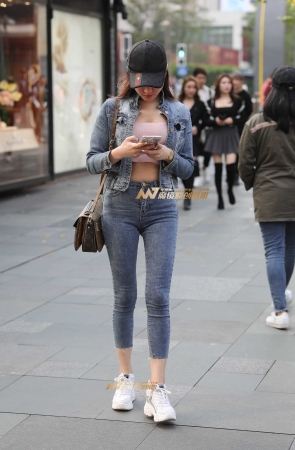 接地气的修身牛仔搭配