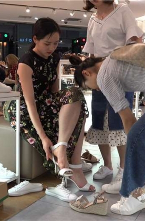 4K – 花裙子美颜气质美女试鞋 [2.23 GB]