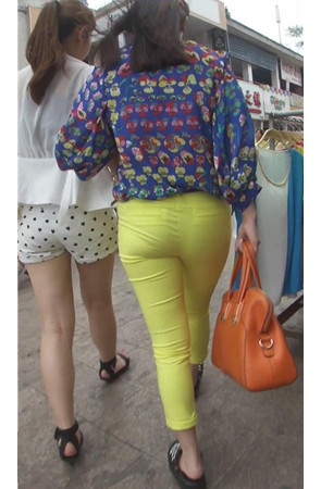 和闺蜜逛街的黄裤紧身妹子